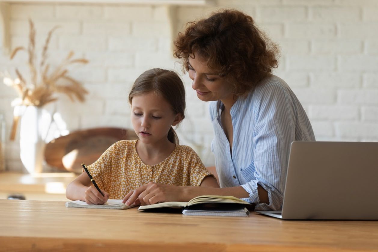 lehrerin mit schueler